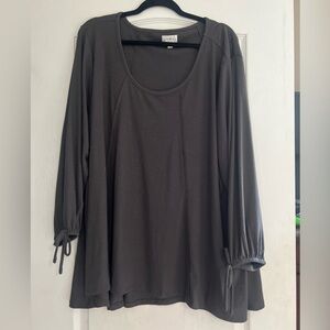 WONDERLY grey flowy shirt